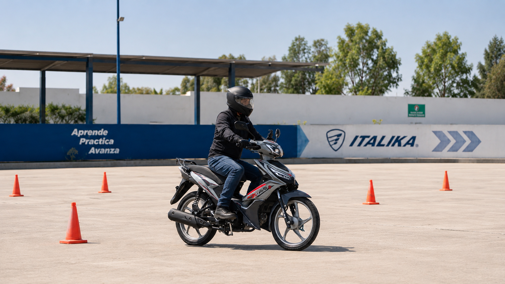 Piloto en curso de manejo practicando con su motocicleta ITALIKA AT125.