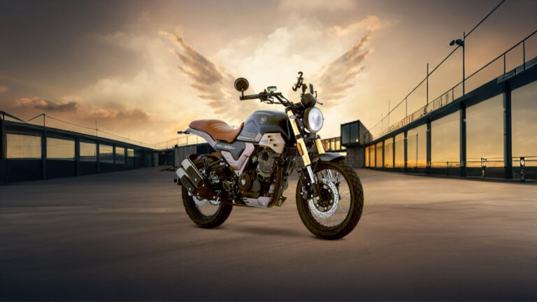 Imagen de la motocicleta Firebird 300, una scrambler neo-retro de la marca ITALIKA, con unas alas decorativas en relación a su lema: Vuela como eres.