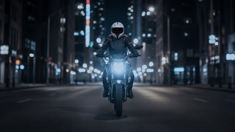 Piloto con casco y equipo de seguridad rodando en una motocicleta ITALIKA 250 Z, de la Línea Z, en una ciudad de noche.